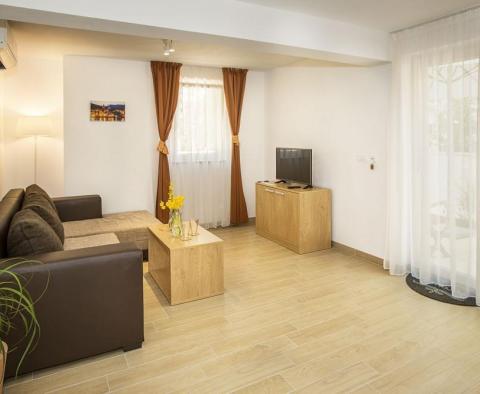 Butikový hotel se 7 apartmány a krásnou zahradou v Bašce na Krku, pouhých 500 metrů od moře - pic 27