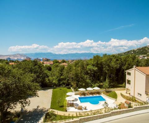 Butikový hotel se 7 apartmány a krásnou zahradou v Bašce na Krku, pouhých 500 metrů od moře - pic 32