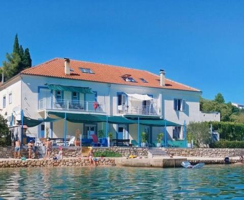 Erstaunliche 5-Zimmer-Wohnung in der ersten Meereslinie in der Gegend von Zadar, direkt gegenüber von Yachtliegeplätzen 