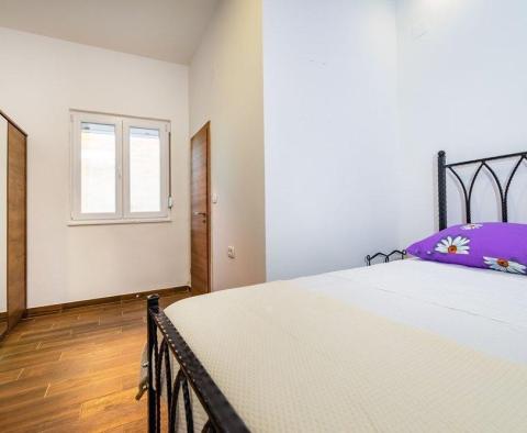 Csodálatos 5 hálószobás apartman a tengerhez vezető első vonalon Zadar környékén, közvetlenül a vitorláskikötővel szemben - pic 11