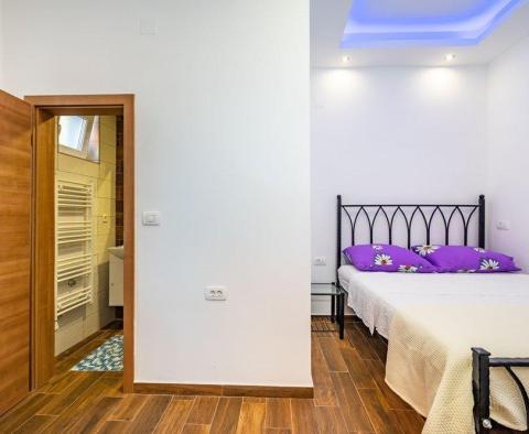 Erstaunliche 5-Zimmer-Wohnung in der ersten Meereslinie in der Gegend von Zadar, direkt gegenüber von Yachtliegeplätzen - foto 12
