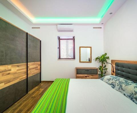 Csodálatos 5 hálószobás apartman a tengerhez vezető első vonalon Zadar környékén, közvetlenül a vitorláskikötővel szemben - pic 17