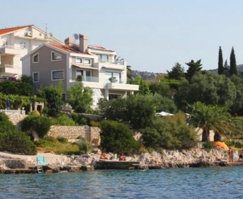 Gut positioniert auf einer grünen Halbinsel direkt am Meer Villa mit Zugang zum Strand, Kroatien - foto 2