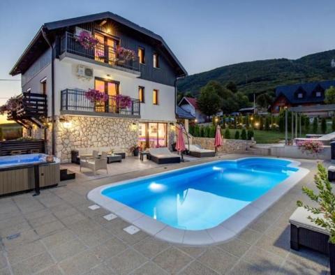 Fantastická rodinná vila s bazénem na Plitvických jezerech - pic 7