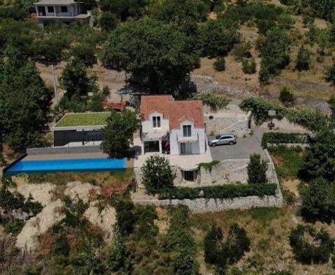 Wunderschöne abgelegene Villa in Jesenice an der Riviera von Omis 