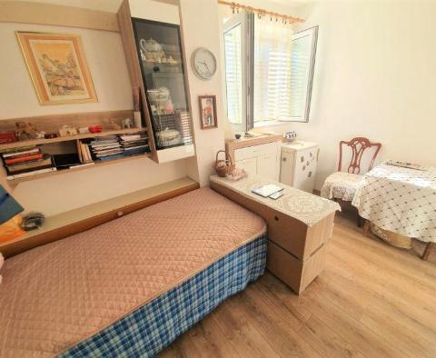 Apartment mit drei Schlafzimmern direkt am Meer direkt an der Riva von Makarska! - foto 4
