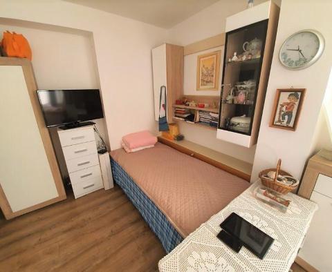 Apartment mit drei Schlafzimmern direkt am Meer direkt an der Riva von Makarska! - foto 5