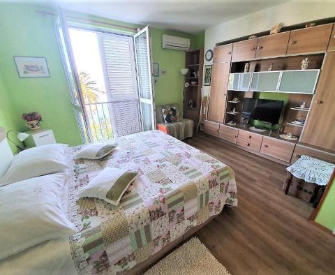 Apartment mit drei Schlafzimmern direkt am Meer direkt an der Riva von Makarska! - foto 15