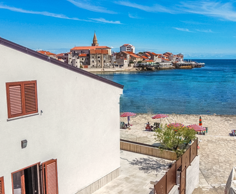 Erstaunliche neue Villa am Wasser mit einzigartigem Postkartenblick über das Meer und die Stadt Umag! 