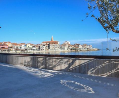 Erstaunliche neue Villa am Wasser mit einzigartigem Postkartenblick über das Meer und die Stadt Umag! - foto 4