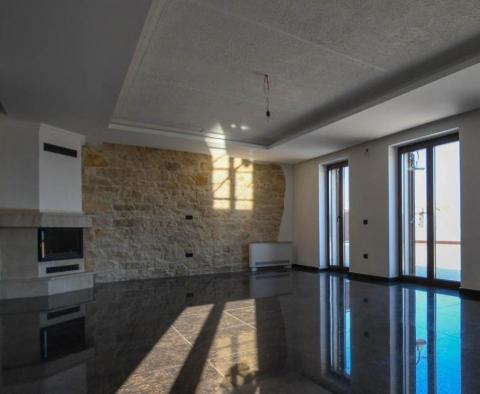 Erstaunliche neue Villa am Wasser mit einzigartigem Postkartenblick über das Meer und die Stadt Umag! - foto 8