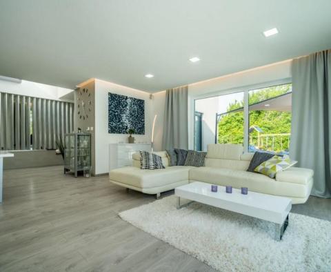 Villa design élégante avec piscine dans le quartier de Rabac-Labin - pic 12