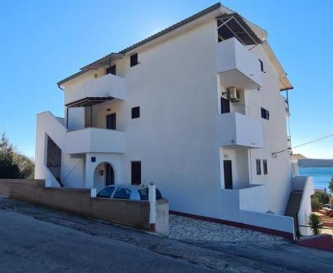 Magnifique propriété touristique à Zavala avec 5 appartements, garage et plusieurs installations supplémentaires 