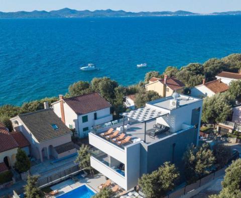 Schöne Villa zum Verkauf in der Gegend von Zadar, nur 30 Meter vom Meer entfernt 