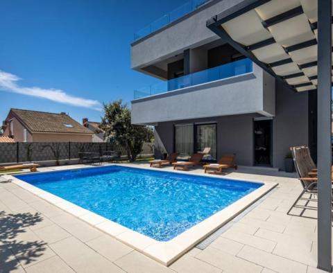 Belle villa à vendre dans la région de Zadar à seulement 30 mètres de la mer - pic 6