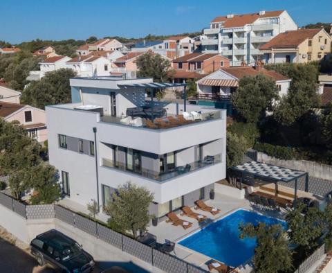 Belle villa à vendre dans la région de Zadar à seulement 30 mètres de la mer - pic 29