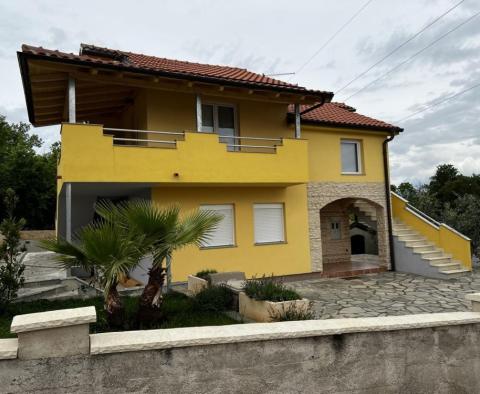 Belle maison de couleur jaune à Sveti Ivan Dobrinjski, Dobrinj 