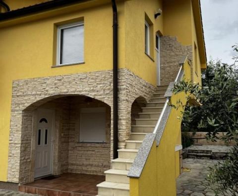 Belle maison de couleur jaune à Sveti Ivan Dobrinjski, Dobrinj - pic 2