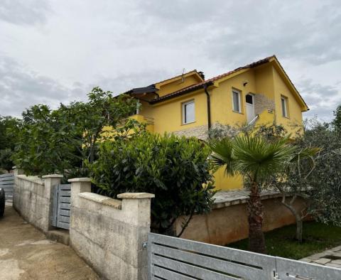 Belle maison de couleur jaune à Sveti Ivan Dobrinjski, Dobrinj - pic 3
