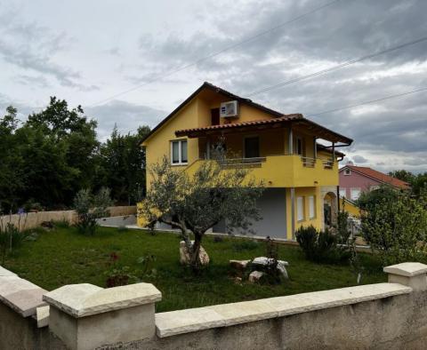 Belle maison de couleur jaune à Sveti Ivan Dobrinjski, Dobrinj - pic 4