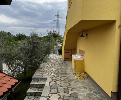 Belle maison de couleur jaune à Sveti Ivan Dobrinjski, Dobrinj - pic 12