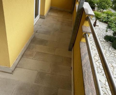 Belle maison de couleur jaune à Sveti Ivan Dobrinjski, Dobrinj - pic 16