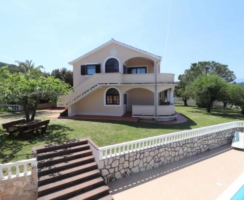 Vila a apartmánový dům na skvělém místě na ostrově Rab v Supetarska Draga 