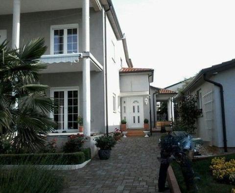 House of 3 apartments in Umag for sale, cca. 2,5 km from the sea 
