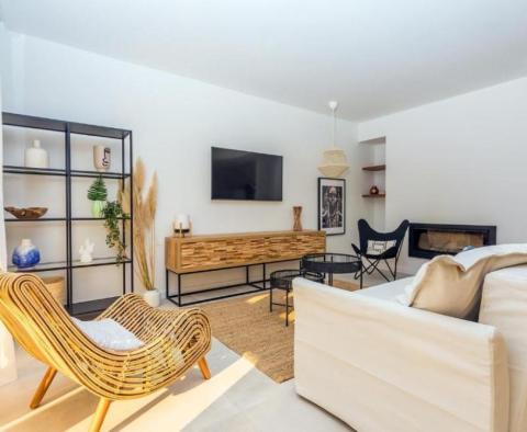 Piękna nowo wybudowana willa z basenem na działce o powierzchni 860 m2 na obrzeżach Splitu - pic 12