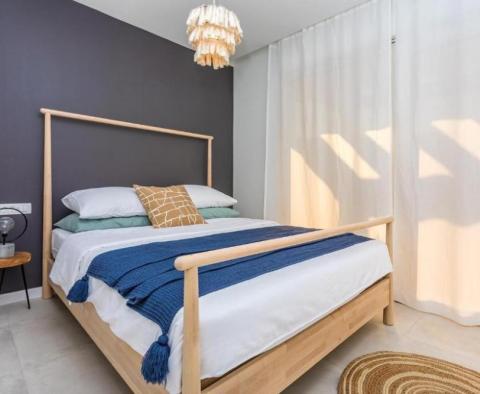 Piękna nowo wybudowana willa z basenem na działce o powierzchni 860 m2 na obrzeżach Splitu - pic 16