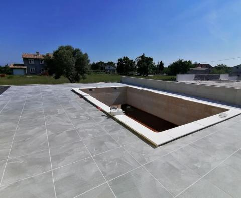 Nouvelle villa élégante avec piscine dans la région de Vodnjan - pic 21