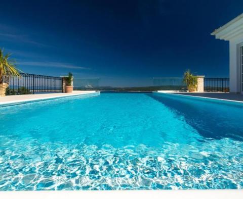 Exkluzív villa panorámás kilátással a tengerre Crikvenicában, a régió egyik legjobb luxusvillájában 