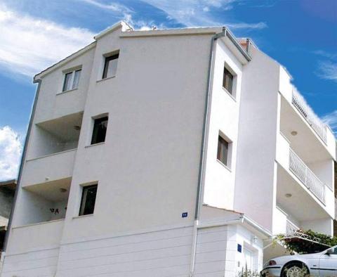 Apart-Haus direkt am Meer, in der ersten Reihe in Dugi Rat, Riviera von Omis - mit 5 Wohneinheiten - foto 3