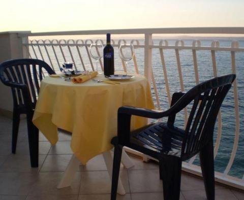 Apart-Haus direkt am Meer, in der ersten Reihe in Dugi Rat, Riviera von Omis - mit 5 Wohneinheiten - foto 6