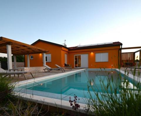 Neu gebaute einstöckige Villa mit Swimmingpool in ruhiger Lage in Svetvincenat! 