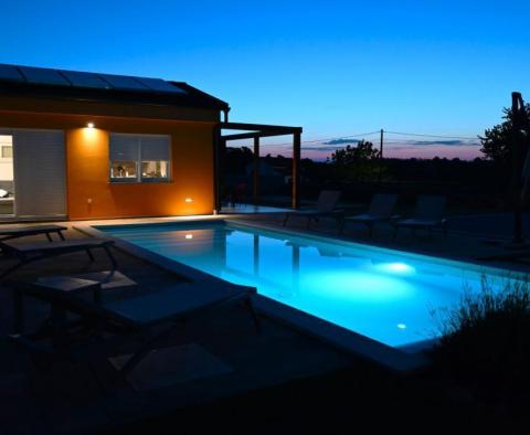 Villa de plain-pied nouvellement construite avec piscine dans un endroit calme à Svetvincenat ! - pic 2