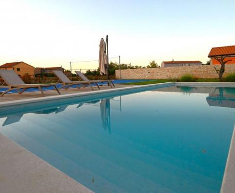 Nově postavená jednopodlažní vila s bazénem v klidné lokalitě ve Svetvincenat! - pic 6
