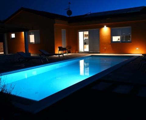 Nově postavená jednopodlažní vila s bazénem v klidné lokalitě ve Svetvincenat! - pic 10