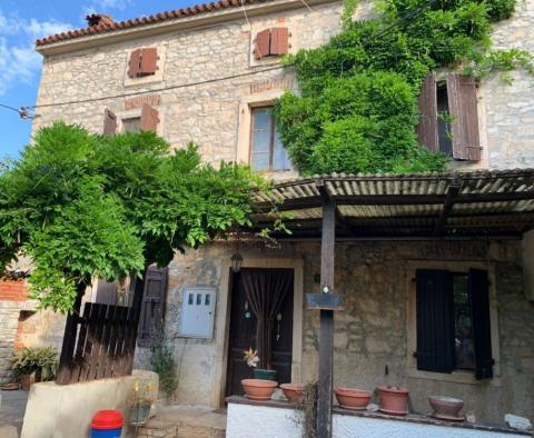 Istrian house with yard for remodelling just 400 meters from the beach in Medulin! 