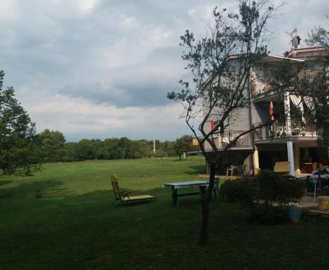 Großes Anwesen in der Gegend von Katoro in Umag, nur 500 Meter vom Meer entfernt, Grundstück von 7357 qm. - foto 8