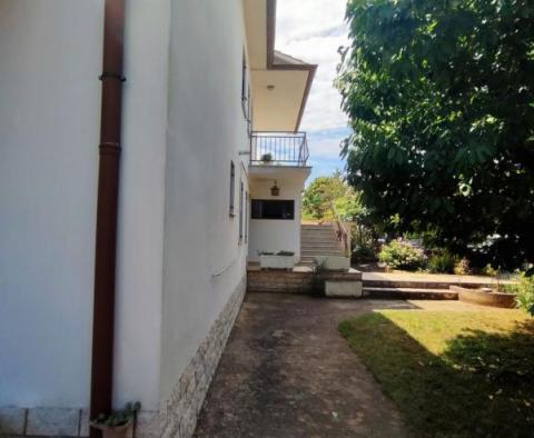Maison de trois appartements à Valbandon, Fažana à vendre à seulement 550 mètres de la mer - pic 7