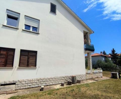 Három apartmanból álló ház Valbandonban, Fažana városában eladó mindössze 550 méterre a tengertől - pic 5