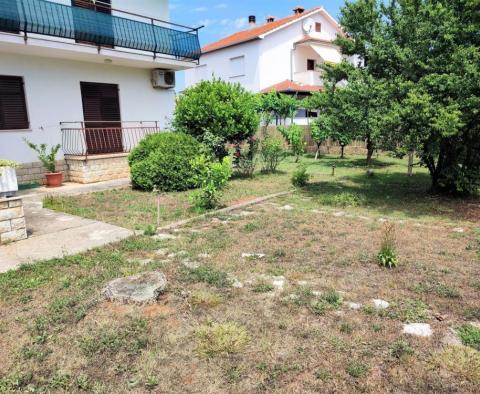 Maison de trois appartements à Valbandon, Fažana à vendre à seulement 550 mètres de la mer - pic 6