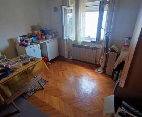 Maison de trois appartements à Valbandon, Fažana à vendre à seulement 550 mètres de la mer - pic 27