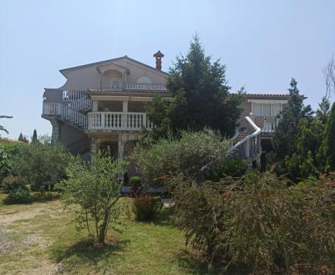 Впечатляющий многоквартирный дом всего в 200 м от моря с видом на море, в Медулине! - фото 3