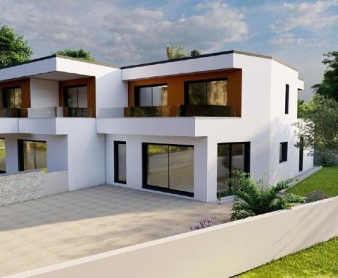 Komplex von neu gebauten Doppelhaushälften bietet 4 ähnliche Einheiten 