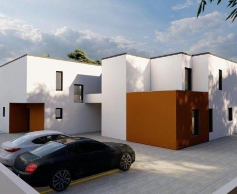 Komplex von neu gebauten Doppelhaushälften bietet 4 ähnliche Einheiten - foto 2