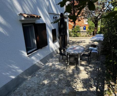 Dům se 4 apartmány na prodej v Porat, Malinska-Dubašnica, s výhledem na moře, pouhých 300 metrů od moře - pic 22
