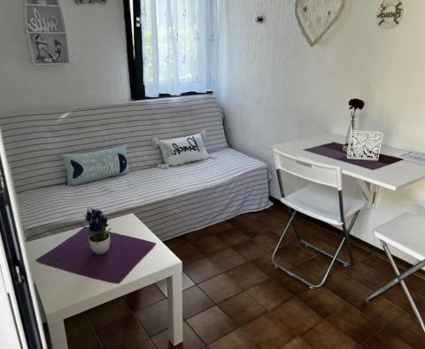 Dům se 4 apartmány na prodej v Porat, Malinska-Dubašnica, s výhledem na moře, pouhých 300 metrů od moře - pic 38