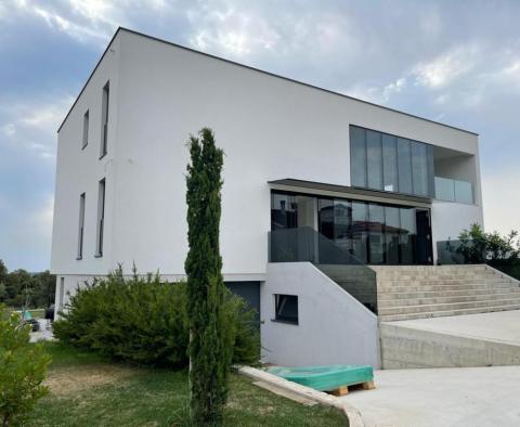Fantastique villa moderne nouvellement construite sur la première ligne de construction dans la région de Fazana - pic 4